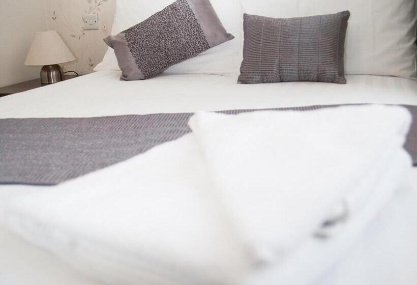 غرفة عائلية, Fox Inn