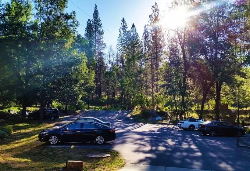 Talo 1 Makuuhuone, Yosemite Riverside Inn