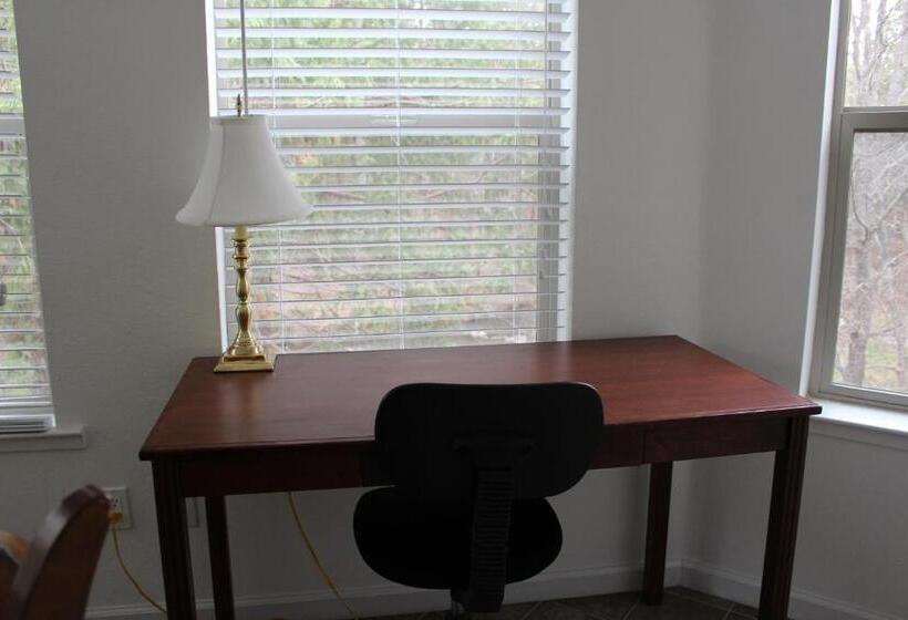 디럭스 스위트 킹 침대, Yosemite Riverside Inn