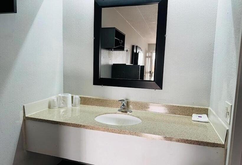 חדר סטנדרט לארבעה, Motel 6 Cedar Rapids, Ia