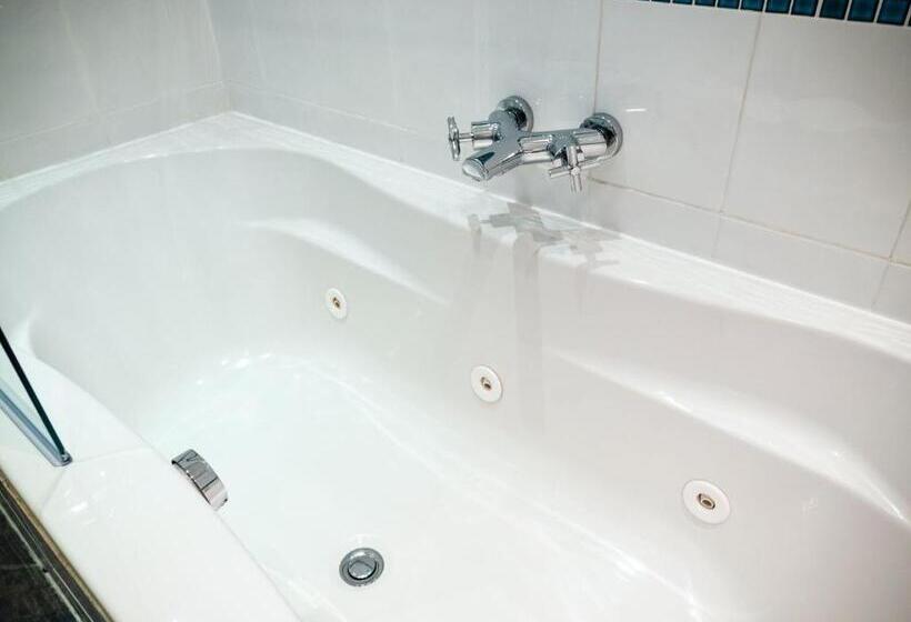 חדר אקזקיוטיב, Glen Mona