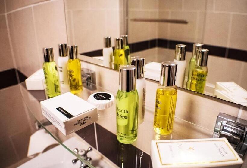 חדר אקזקיוטיב, Glen Mona