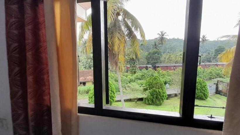 Quarto Economy, Unawatuna White Villa