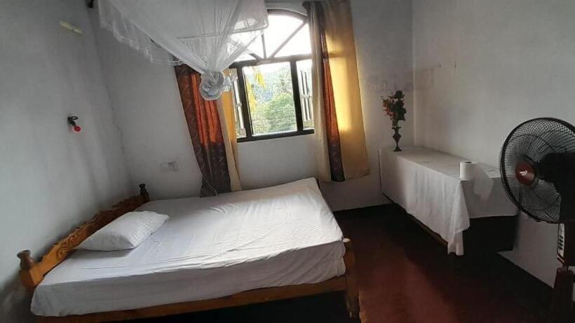 Quarto Economy, Unawatuna White Villa