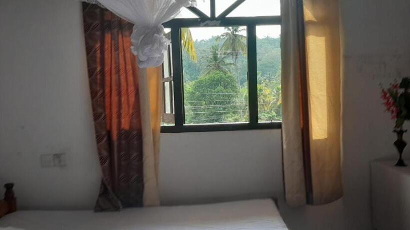 Quarto Economy, Unawatuna White Villa