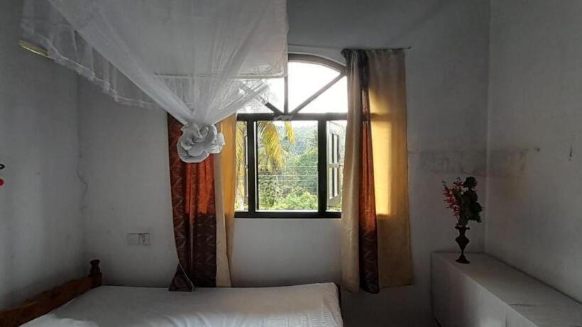 Quarto Economy, Unawatuna White Villa