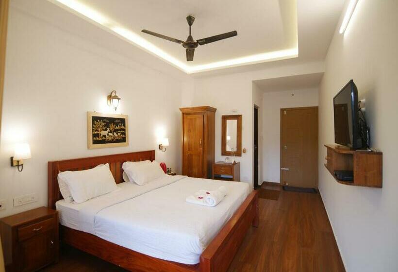 Deluxe room with river view, Creek Way Munnar