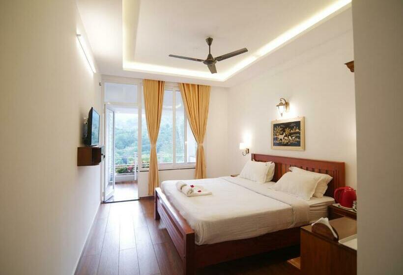 Deluxe room with river view, Creek Way Munnar