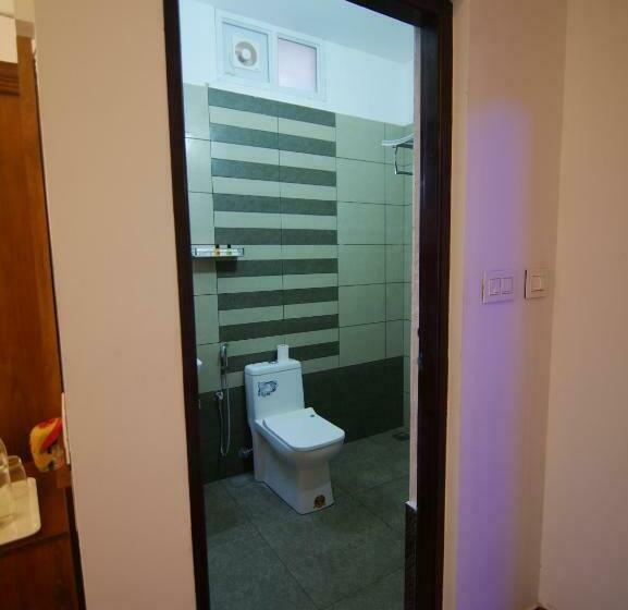 Deluxe room with river view, Creek Way Munnar