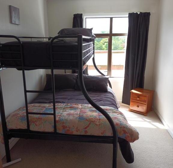 חדר אקונומי לשלושה, Ahaura