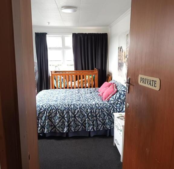 חדר משפחתי, Ahaura