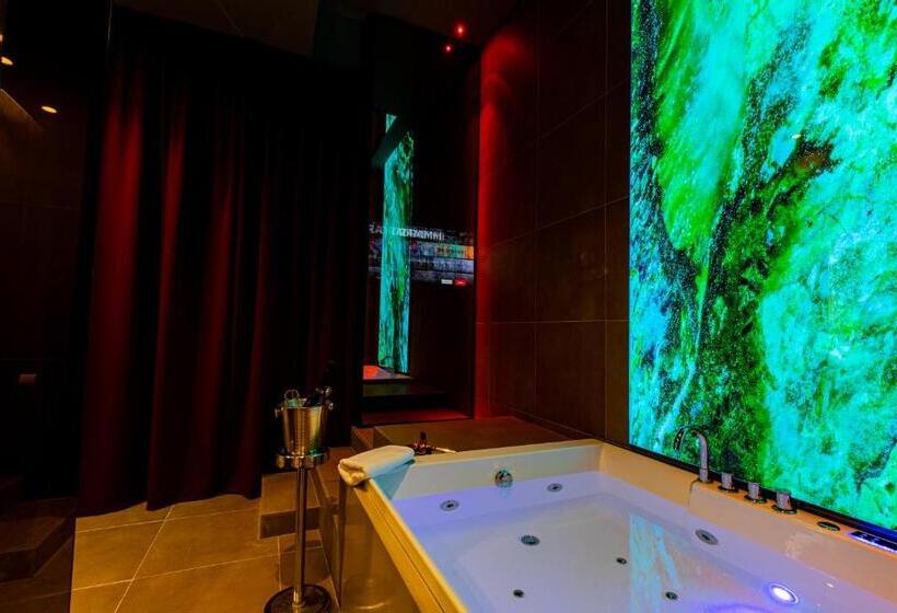 اتاق لوکس با تخت بزرگ, Gold Suite&spa