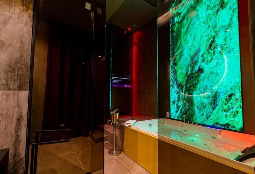اتاق لوکس با تخت بزرگ, Gold Suite&spa