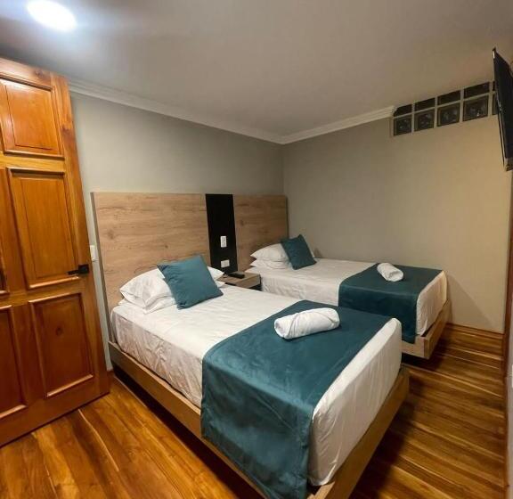 חדר בסיסי, Entre Brumas