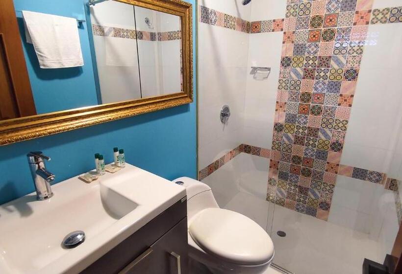 חדר סטנדרט לשלושה, Entre Brumas