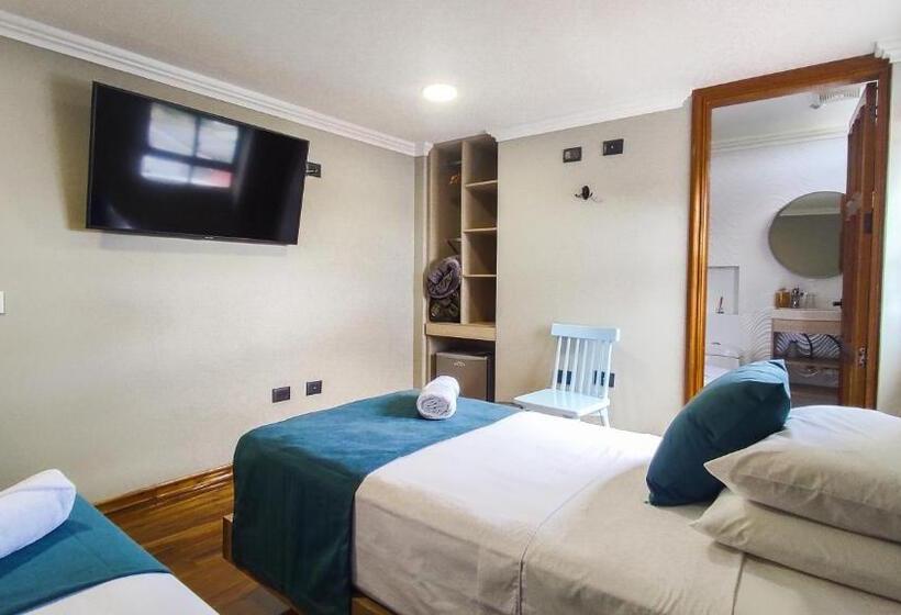 חדר סטנדרט לשלושה, Entre Brumas