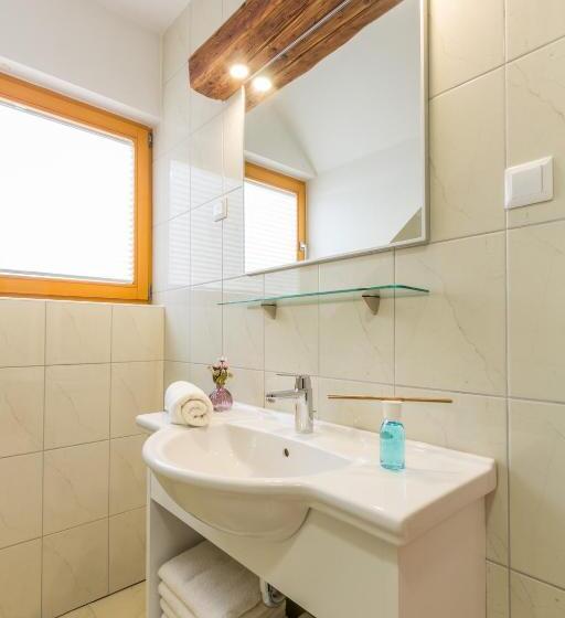 اتاق لوکس با بالکن, Vilaraj