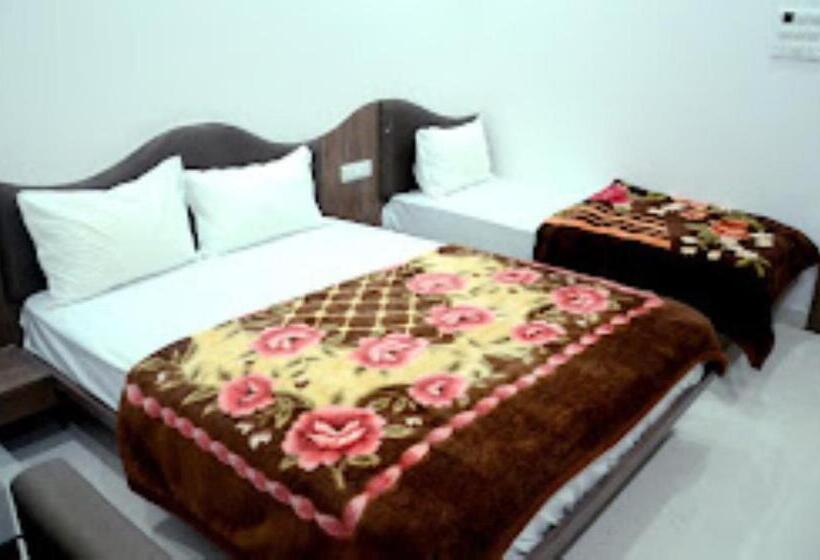 Трехместный Номер Deluxe, Naman Palace Ujjain