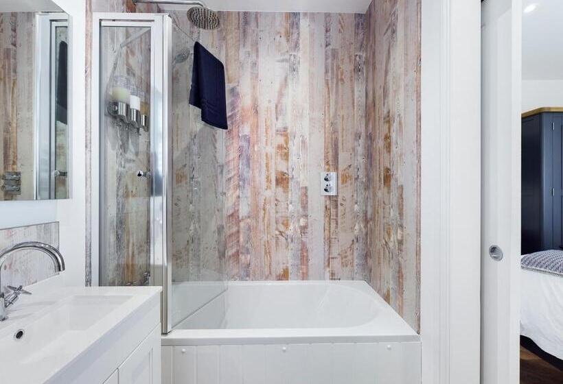 带大床的豪华间, Driftwood Boutique Guest House