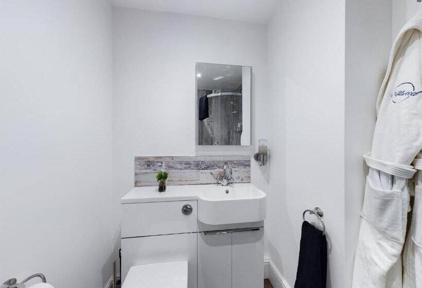 带大床的高级房间, Driftwood Boutique Guest House