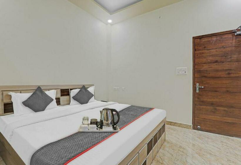 اتاق کلاسیک سه تخته, Townhouse 1160 P.s.palace Near Amausi Metro Station