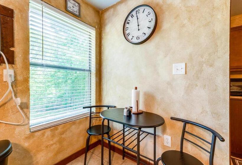 スタンダードスタジオ, Hide Away Guest House