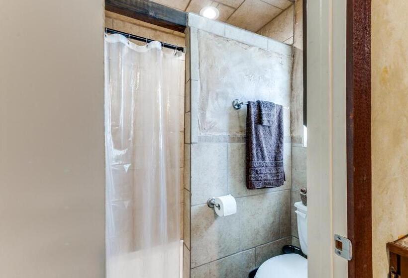 スタンダードスタジオ, Hide Away Guest House