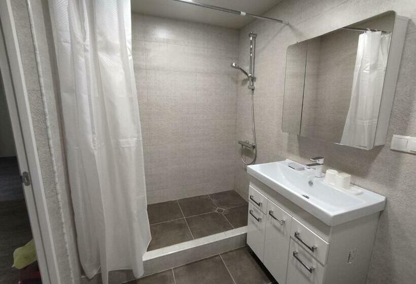 스탠다드 룸, Woolway Studios