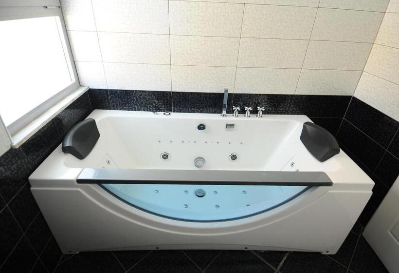 חדר בסיסי לשלושה, Rezidence Tredi City Center