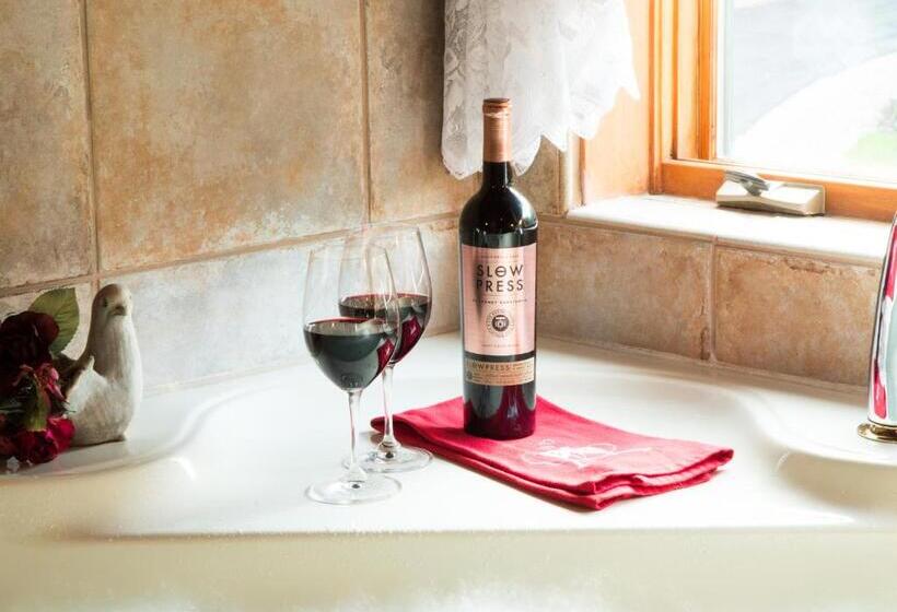 חדר סטנדרט עם מיטת קינג, Inn At Wawanissee Point