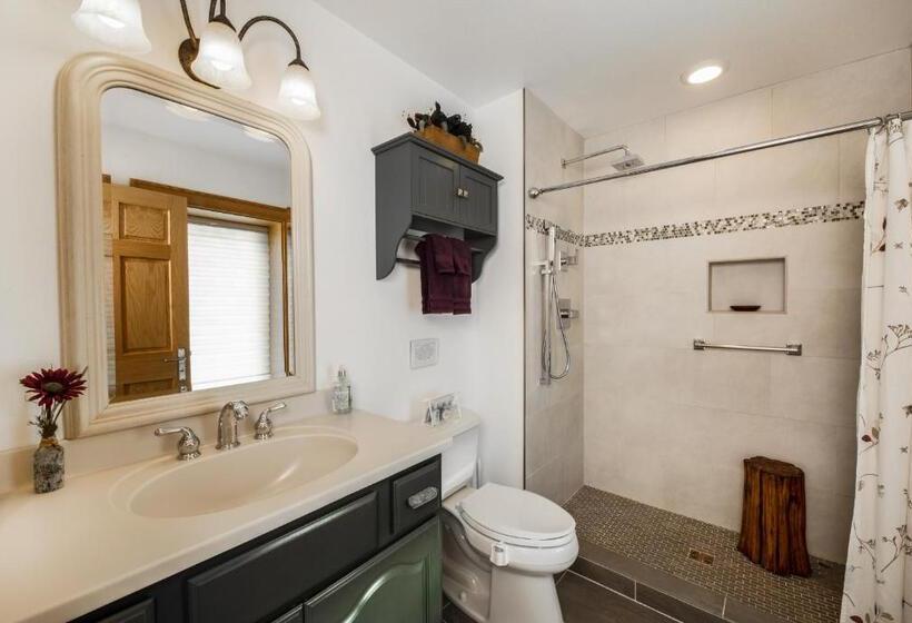 חדר סטנדרט עם מיטת קינג, Inn At Wawanissee Point