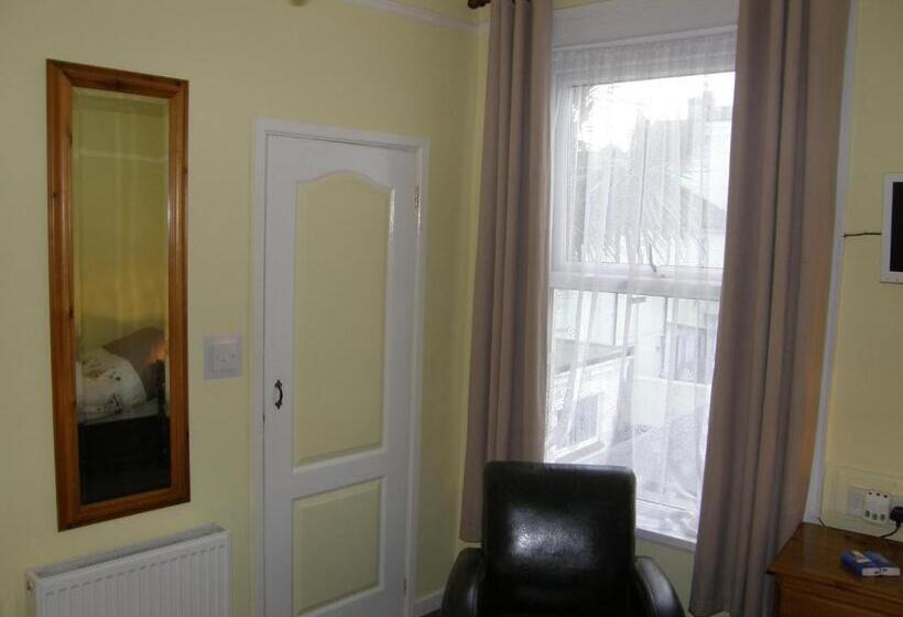 غرفة عائلية, Kingswinford Guest House