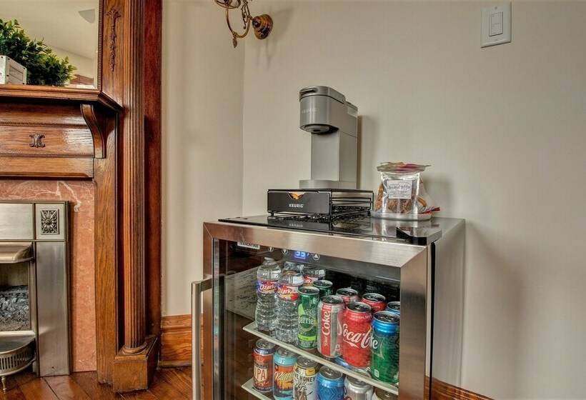 سوییت لوکس, The Baker