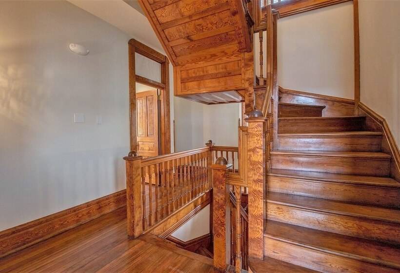 سوییت لوکس, The Baker