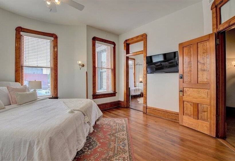 سوییت لوکس, The Baker