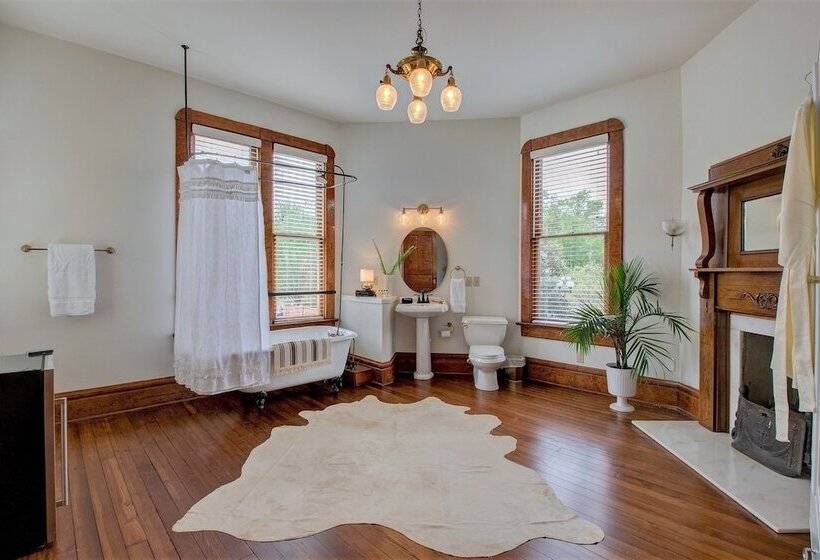 سوییت لوکس, The Baker