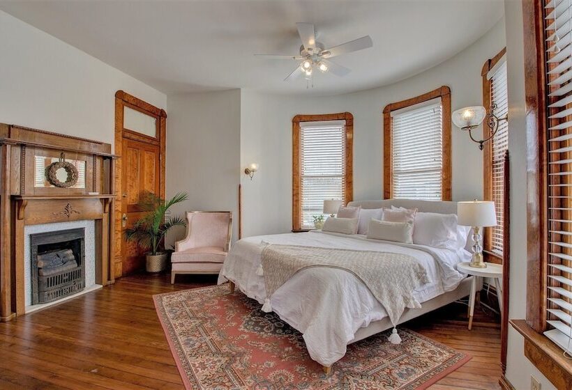 سوییت لوکس, The Baker