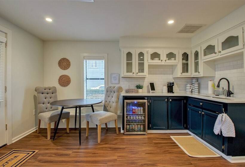 خانه 1 خوابه, The Baker