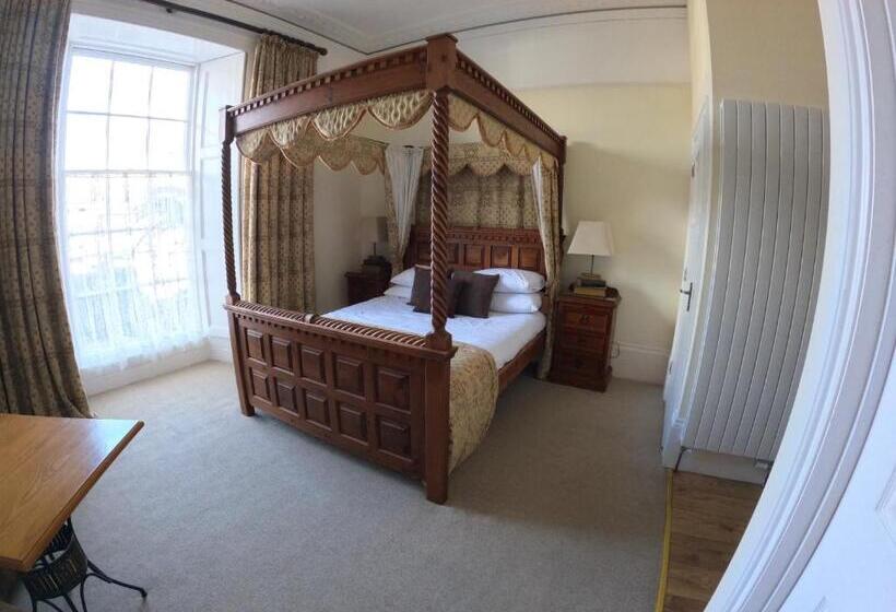 Номер Стандарт, The Grove Falmouth