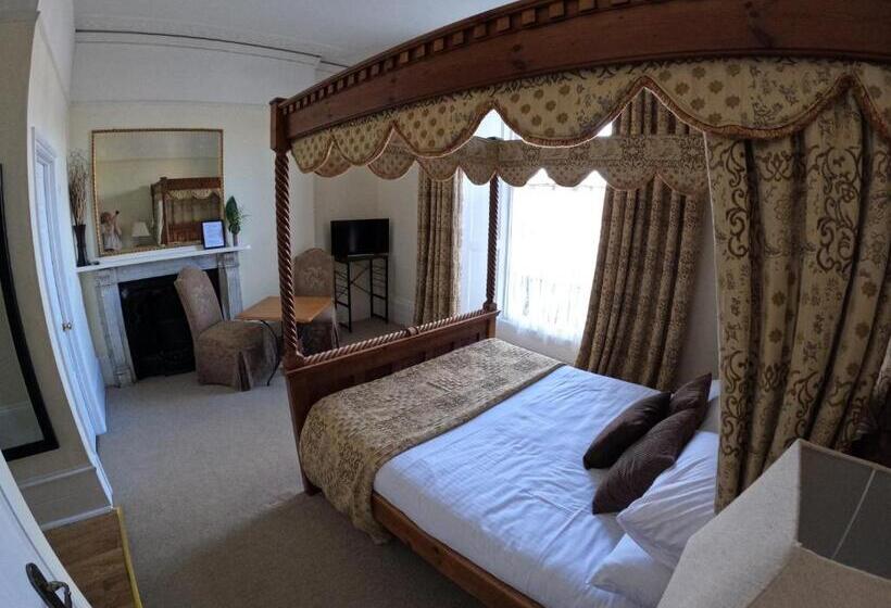 Номер Стандарт, The Grove Falmouth