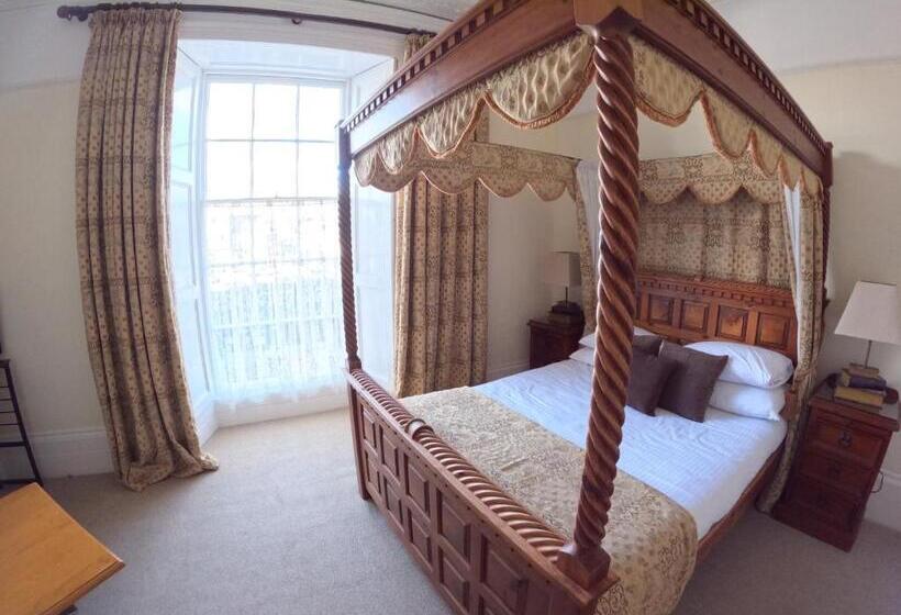 Номер Стандарт, The Grove Falmouth