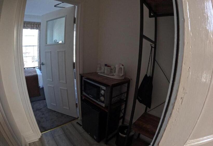 Номер Basic, The Grove Falmouth