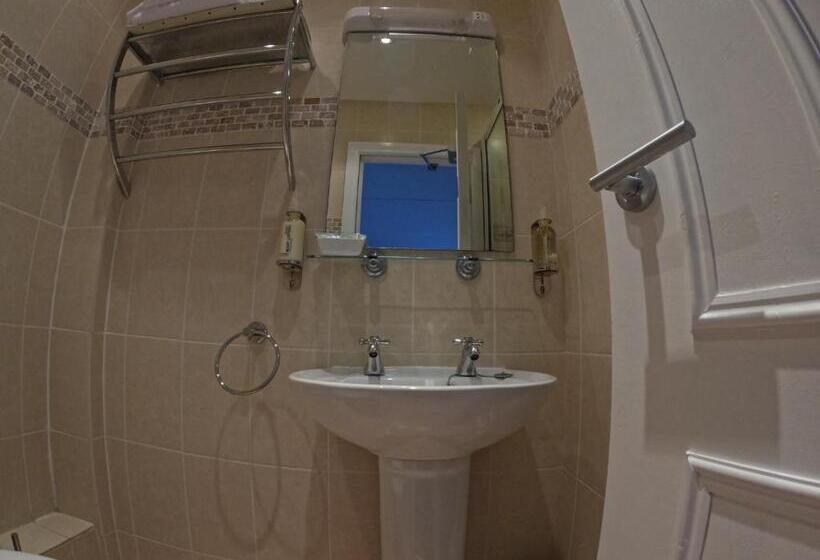 Номер Basic, The Grove Falmouth