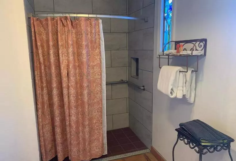 Standard-invahuone, Chantico Inn