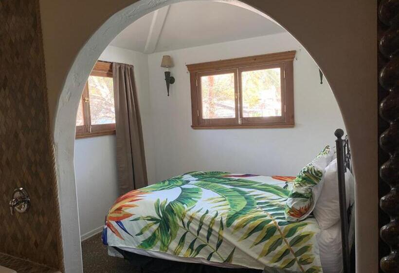 جناح إدارى, Chantico Inn