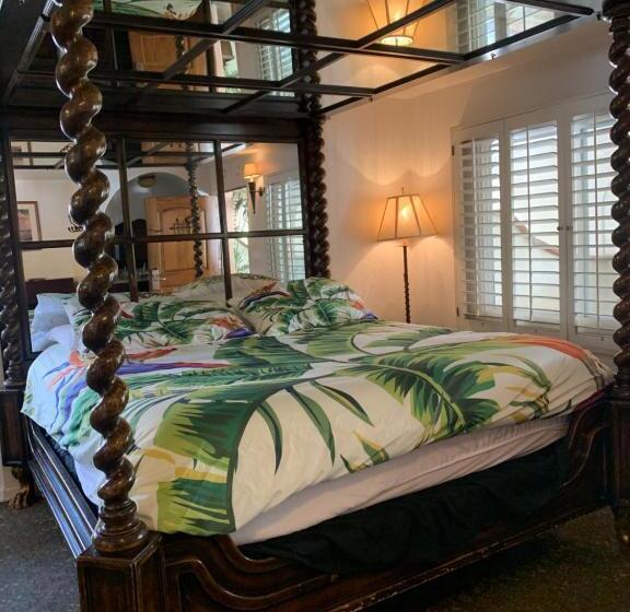 جناح إدارى, Chantico Inn