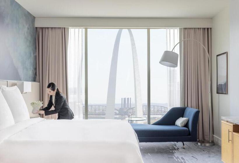 带大床的套房, Four Seasons St Louis