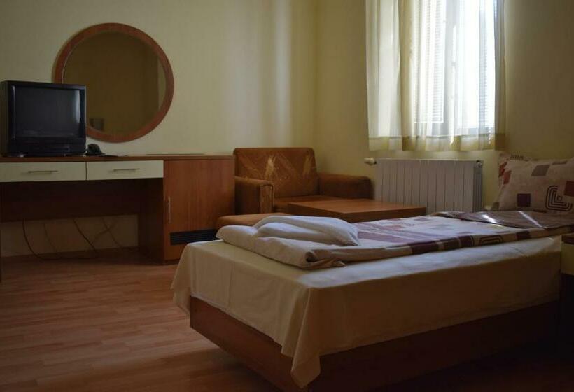 חדר סטנדרט לשלושה, Jeravna