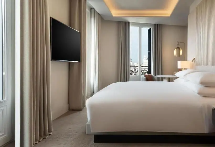 Deluxe Room King Bed & City View