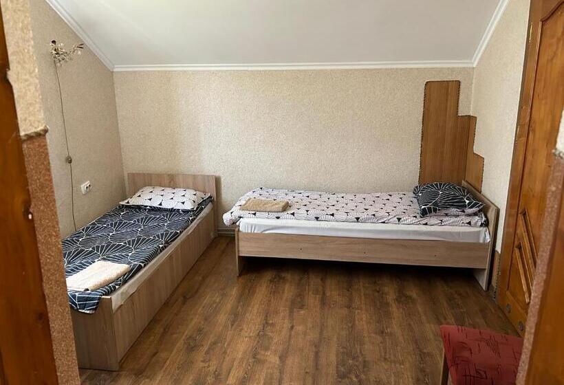 Economy Room, готель максим